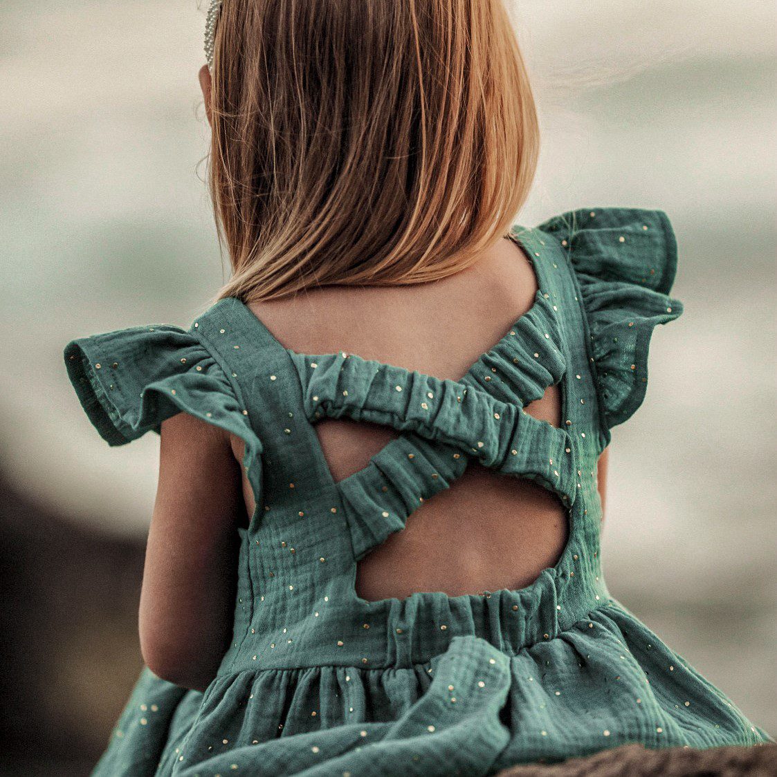 modna sukienka dla dziewczynki na lato z odkrytymi plecami