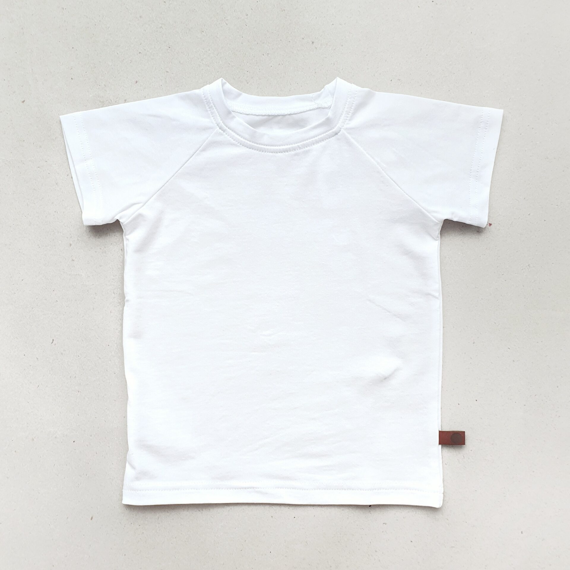 biała koszulka z krótkim rękawem dla dziewczynki i chłopca