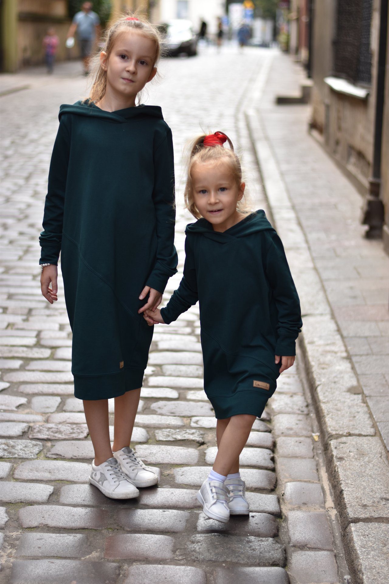 dresowa długa bluza w formie sukienki dla dziewczynki w kolorze butelkowej zieleni