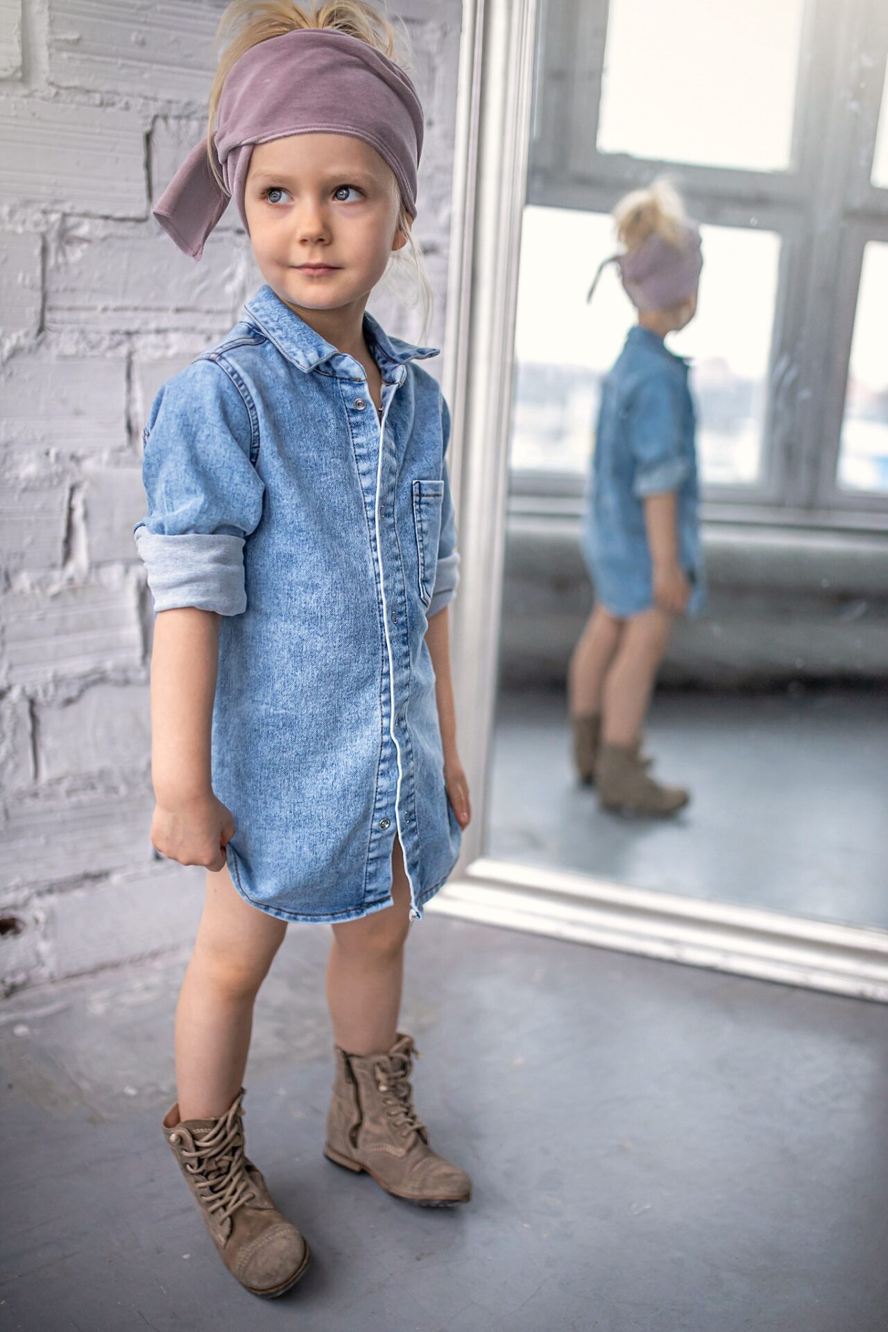 jeansowa koszula z długim rękawem i kolnierzykiem dla chłopca lub dziewczynki w kolorze niebieskim