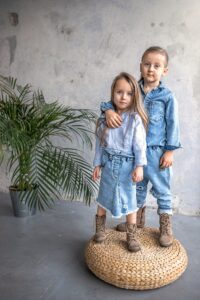 jeansowe długie spodnie dla chłopca lub dziewczynki w kolorze niebieskim