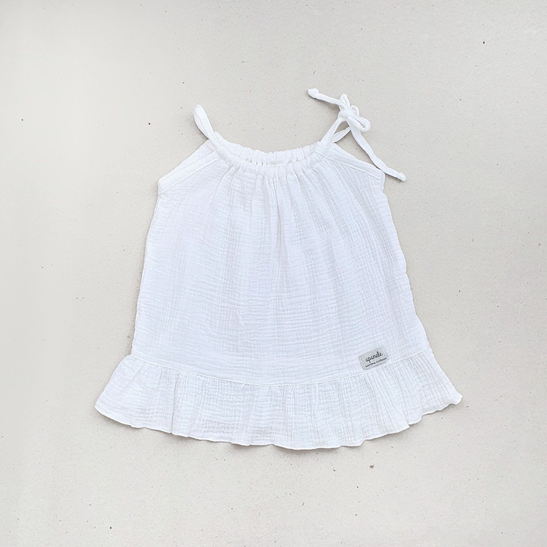 letnia, muślinowa sukienka na ramiączka dla dziewczynki w kolorze białym