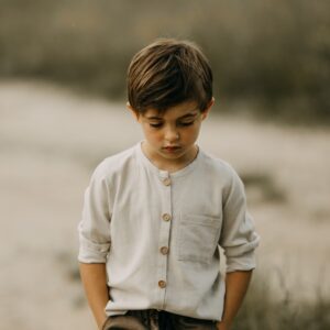 elegancka, lniana koszula z długim rękawem i drewnianymi guziczkami dla chłopca