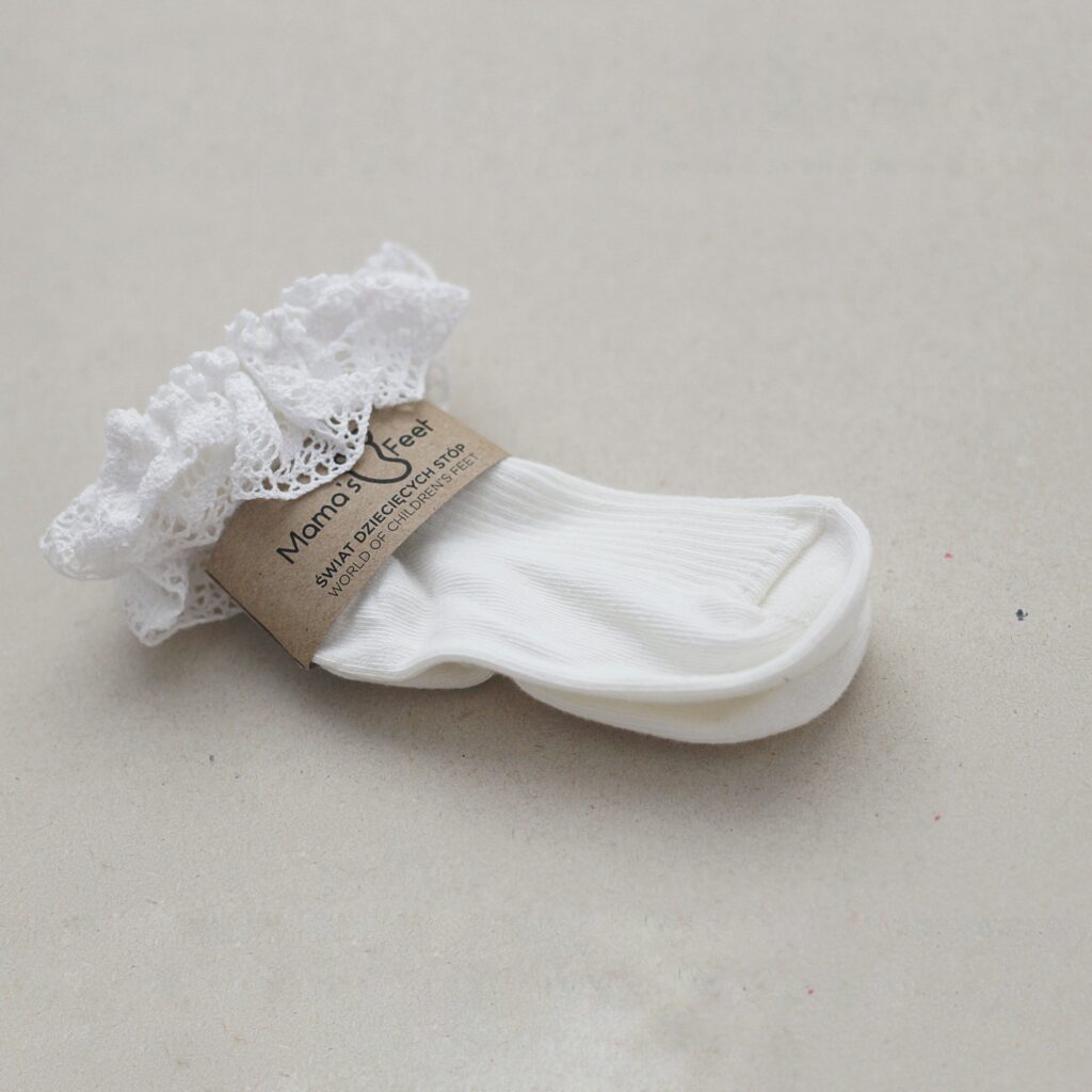 białe prążkowane skarpetki z koronką dla dziewczynki
