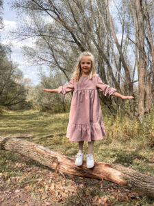 Sukienka sztruksowa Austin | Blady róż - Nomad Kid zdj 18