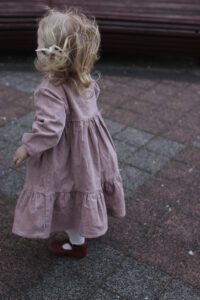 Sukienka sztruksowa Austin | Blady róż - Nomad Kid zdj 6