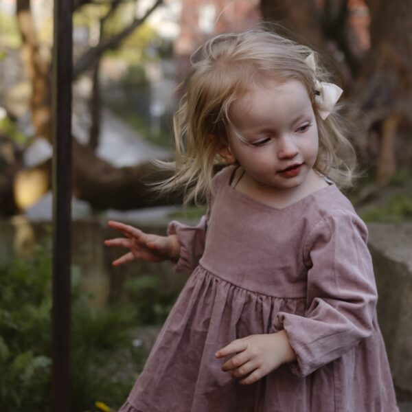 Sukienka sztruksowa Austin | Blady róż – Nomad Kid